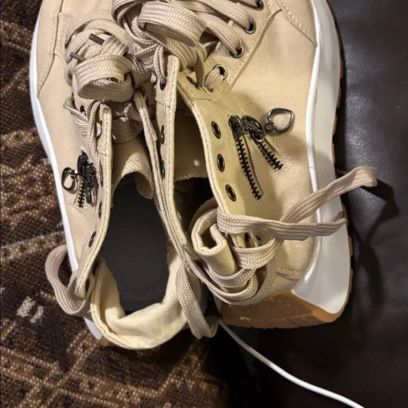 Sneaker - Picture 2 of 6